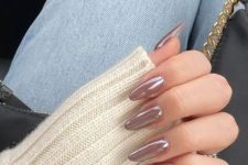 light taupe chrome nails are perfection for the fall, they look lovely and bring color to the look