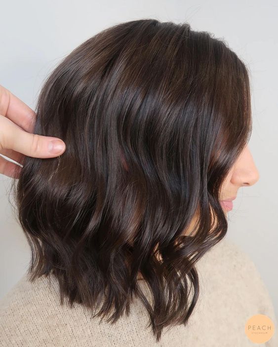 medium-length dark brown hair with volume and waves is a very eye-catchy and cool solution to try right now