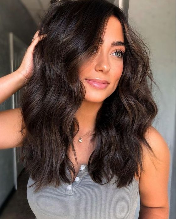 Medium length wavy hair with a bit of baby lights and a lot of volume is a chic and cool idea to rock