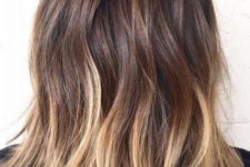 messy medium-length ombre hair from dark brown to blonde and with messy waves, is a lovely idea to rock