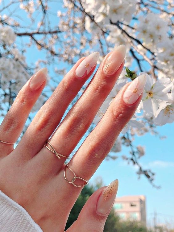 spring wedding nails inspired by cherry blooming are adorable, they look very delicate, cute and chic
