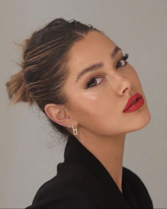 a beautiful messy top knot and some messy volume on top is a cool addition to a refined and chic makeup
