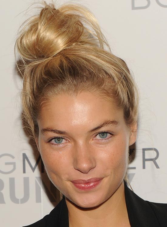 a pretty messy top knot with a messy top is always a cool idea that you can realize on the go