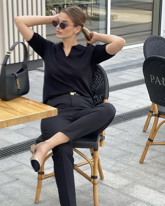 a total black Old Money look with a polo shirt, trousers, a belt and a stylish baguette bag is amazing