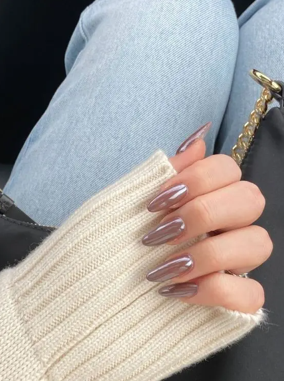 light taupe chrome nails are perfection for the fall, they look lovely and bring color to the look