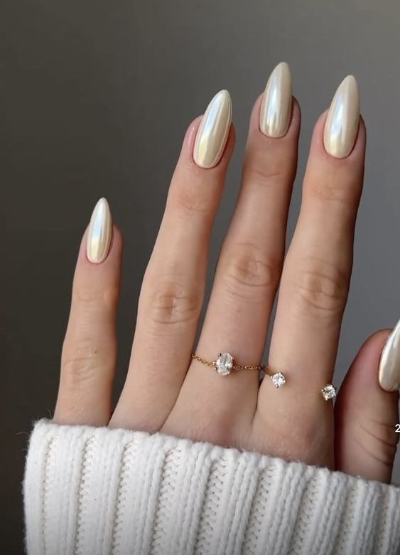 long vanilla chrome nails are a cool and trendy solution for spring and summer, theu look chic and delicate