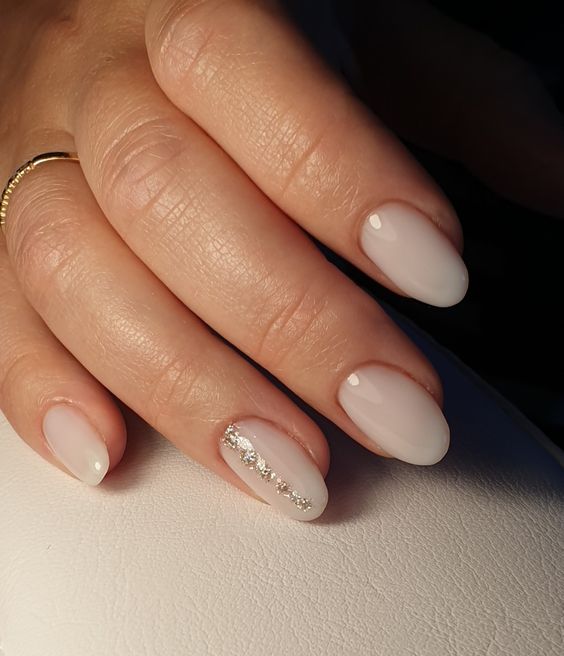 lovely milky nails of oval shape, with a single accent nail done with metallic foil, are amazing