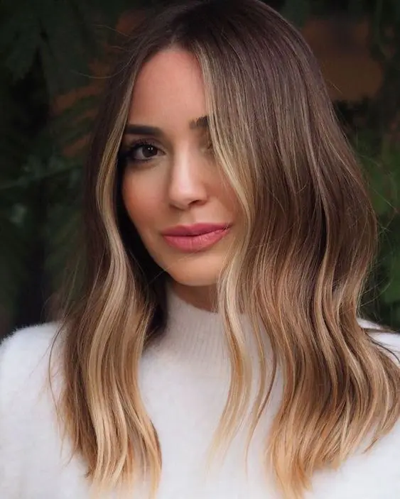 medium-length dark brunette hair with blonde contouring and some waves is a chic and cool idea to rock