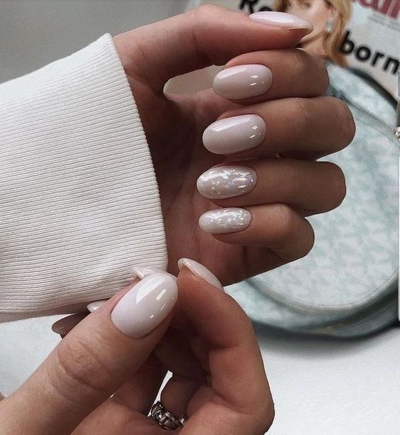 oval milky nails with accents, shiny iridiscent accents are amazing for a modern, chic and feminine look