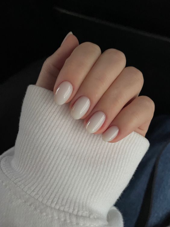 pretty oval milky nails are a delicate and lovely idea, they look cute, chic and match most of outfits