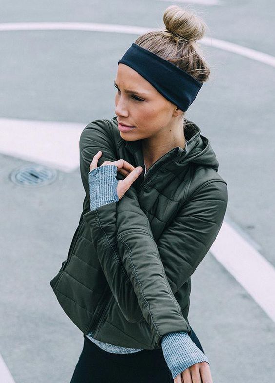 a ballerina top knot and a volumetric top plus a stretchy headband are a lovely combo to work out comfortably