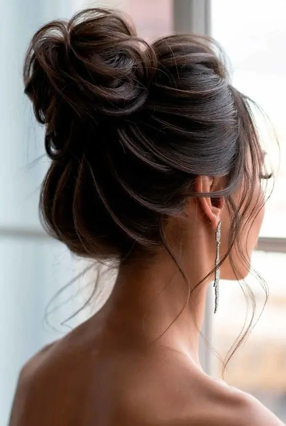 a loose and wavy top knot plus a volumetric top and hair down are a great combo for a glam bridal look