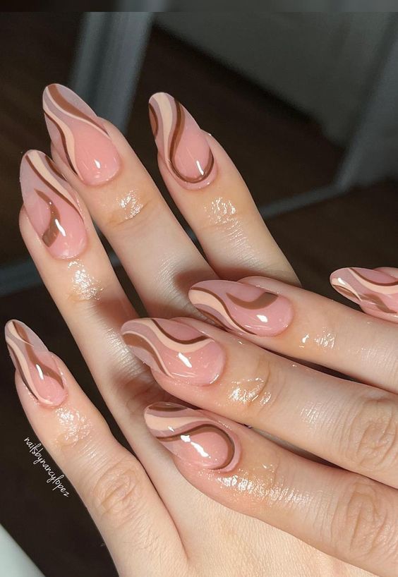 A lovely blush, tan and brown swirl manicure will be a gorgeous idea for the fall, it looks very up to date