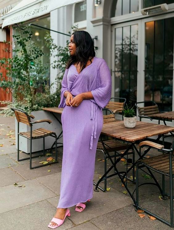 a purple maxi dress with short sleeves and pink heeled mules are a lovely combo to attend a wedding