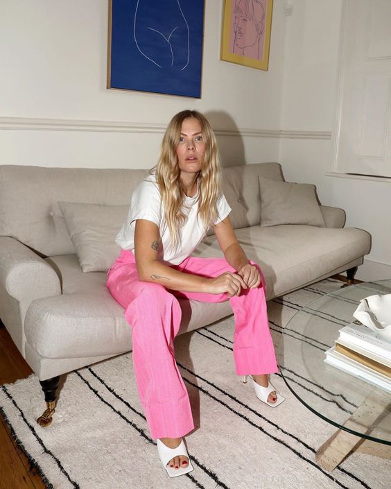 a simple Easter look with a white t-shirt, hot pink pants, white peep toe shoes is easy and cool