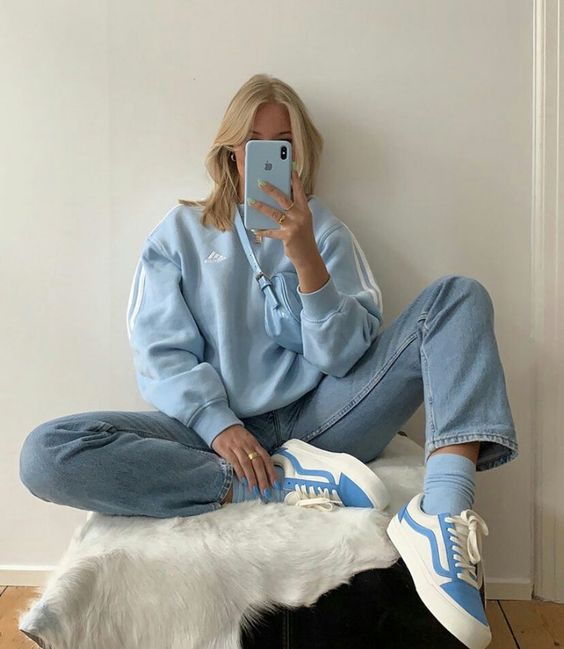 a sporty Easter look with a pastel blue sweatshirt, jeans, socks, blue and white platform sneakers and a blue bag