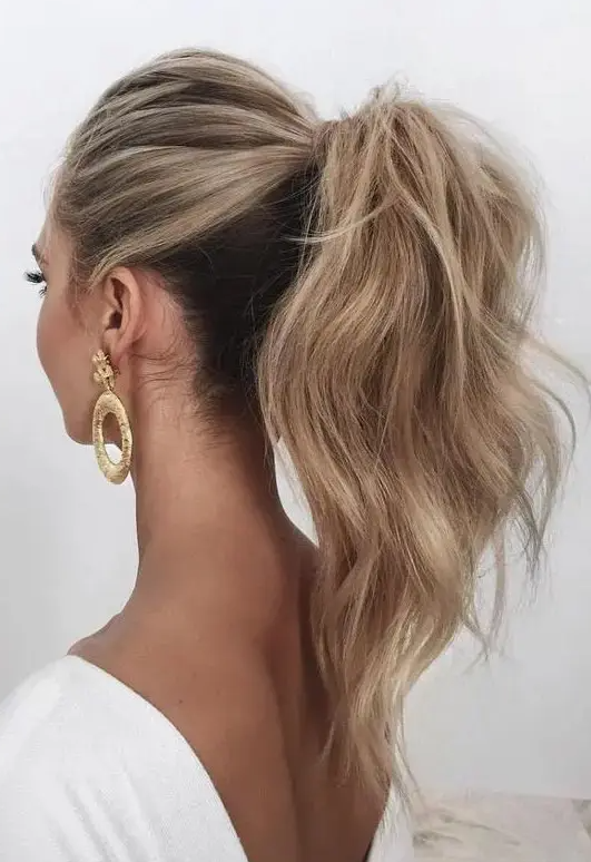 a wavy and voluminous high ponytail looks chic and feminine, besides it’s a timeless solution
