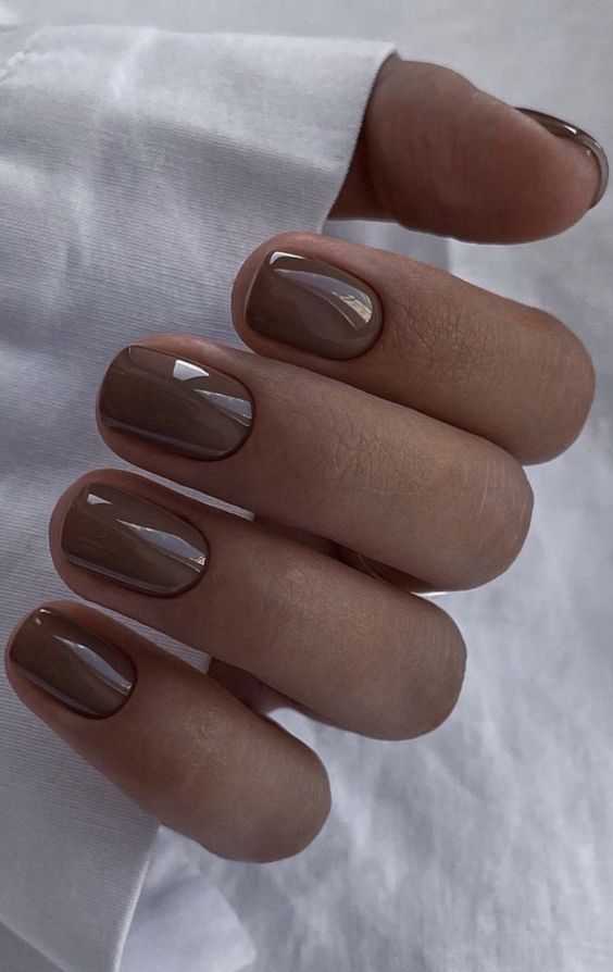 beautiful glossy brown nails are a lovely solution for an Old Money look