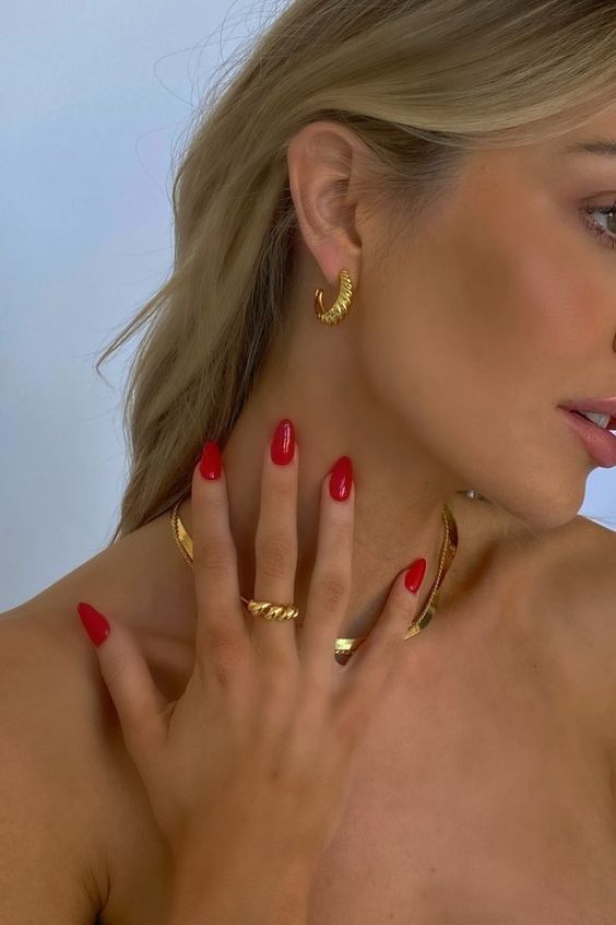 classic red nails of an oval shape are a gorgeous solution for bolder Old Money looks