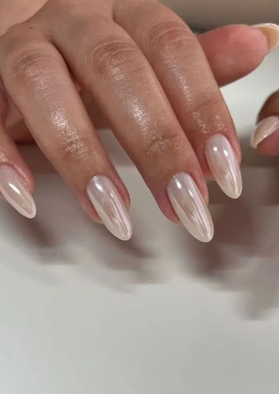 delicate soft neutral chrome nails, long and of an almond shape, will be a gorgeous solution for many outfits