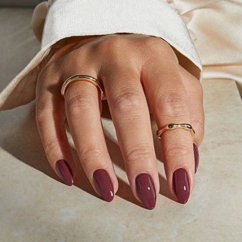 exquisite burgundy and brown oval nails are amazing for fall and winter Old Money looks