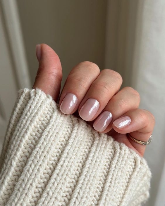 pearly short oval nails are a very chic and refined idea, a trendy take on nude nails