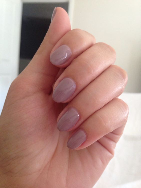 short oval mauve nails are a lovely idea for Old Money looks, this is a very comfy n wearing option