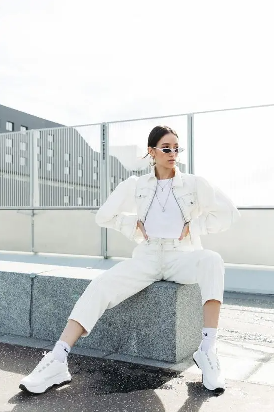 a double white denim look with a white t-shirt, white trainers and socks for a comfy and chic look