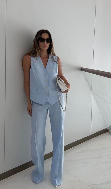 a fashionable graduation look with a blue vest and pants, white shoes and a bag is a very trendy solution for many other occasions, too