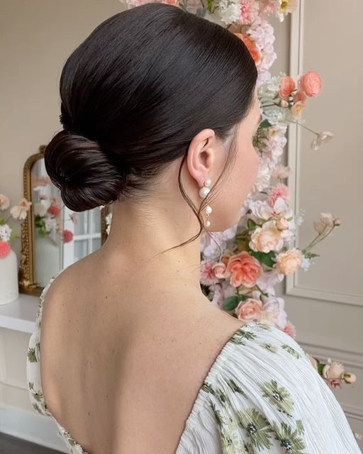 a low bun with a tight top is a stylish and refined hairstyle for a wedding, it looks chic