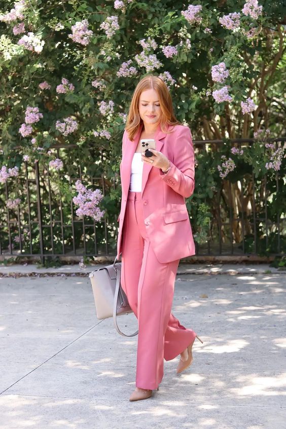 a pink pantsuit, a white top, nude heels are a great look for a wedding guest, just add a chic bag and go