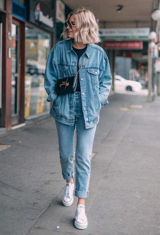 a simple and chic double denim look with matching jeans and a jacket, a black t-shirt, white sneakers, a black bag