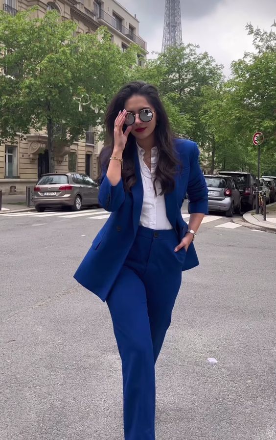 an electric blue pantsuit with a white button down and some jewelry are a cool and chic look for graduation and not only