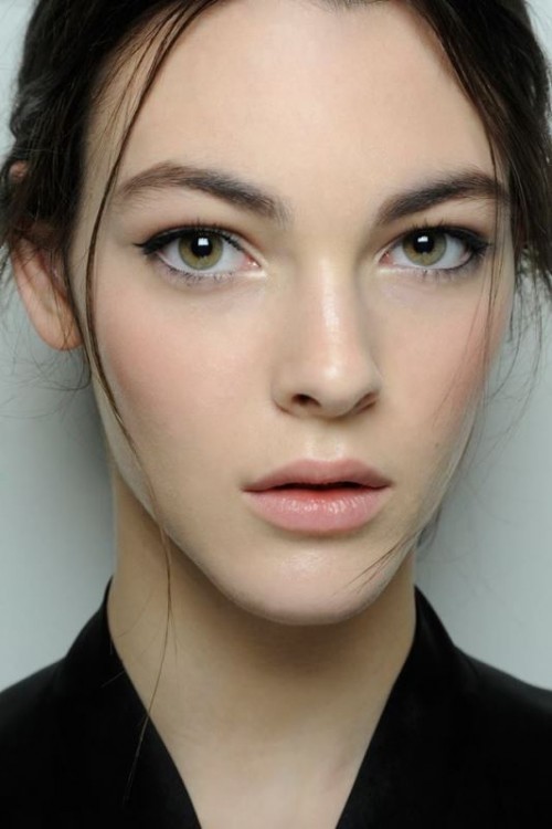 How To Grow Back Your Eyebrows: 5 Tips And 10 Examples