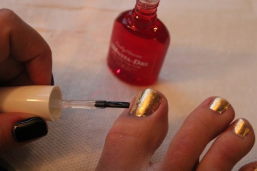 Bright And Trendy DIY Gold Leaf Pedicure