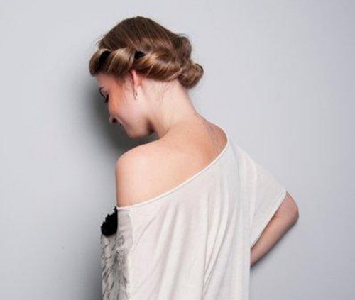 DIY Easy Greek Hairstyle With A Bandage