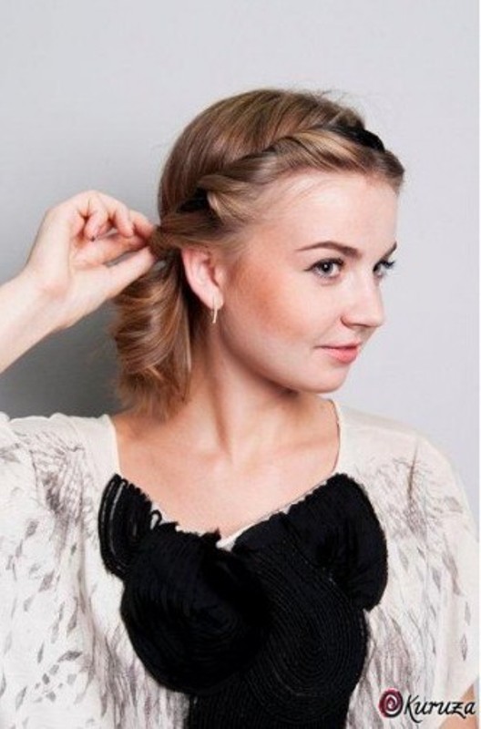 DIY Easy Greek Hairstyle With A Bandage 7
