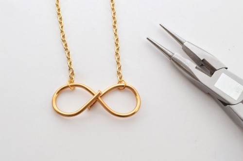 Minimalistic DIY Infinity Wire Necklace
