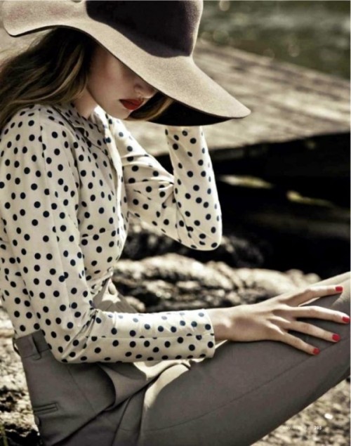 Stylish And Romantic Looks With A Wide Brim Hat