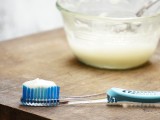 all-natural-diy-toothpaste-with-raw-honey-1
