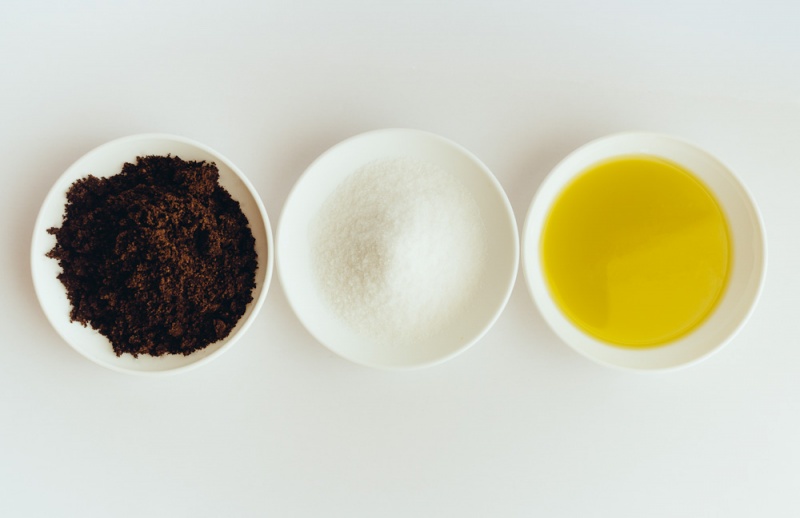 coffee and sea salt cellulite scrub (via tinytelecast)
