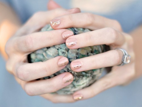 nude glitter nails (via lovemaegan)