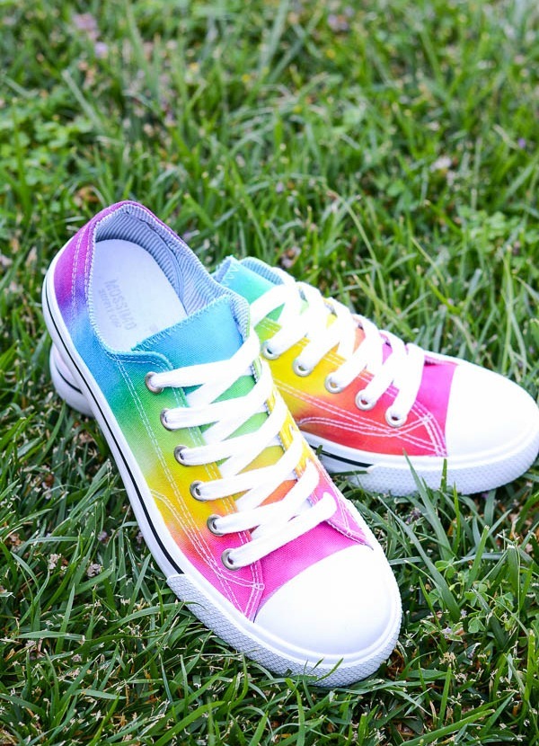 Cheerful diy rainbow tie dye shoes  1