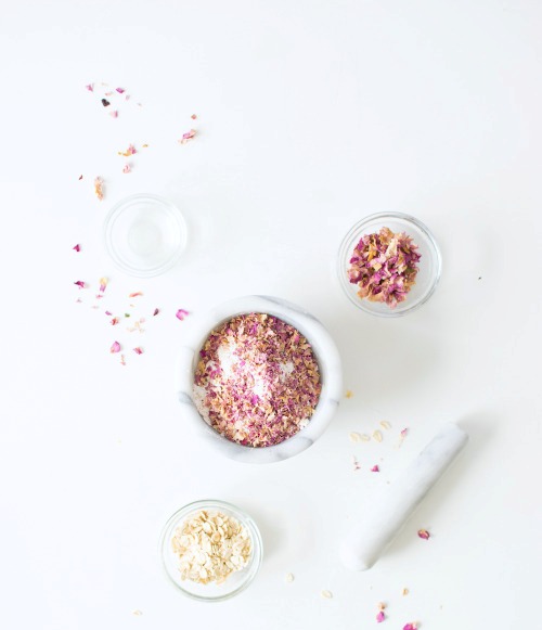 Picture Of cleansing and moisturizing diy oatmeal rose face mask  1