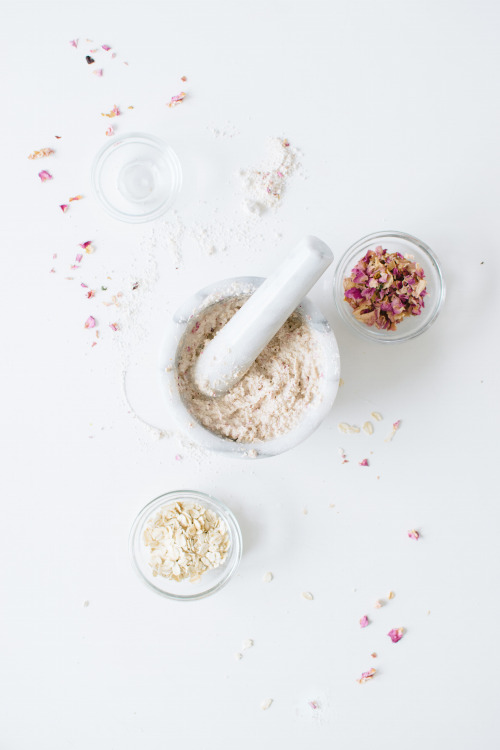 Picture Of cleansing and moisturizing diy oatmeal rose face mask  3