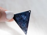 cool-and-easy-diy-galaxy-necklace-6