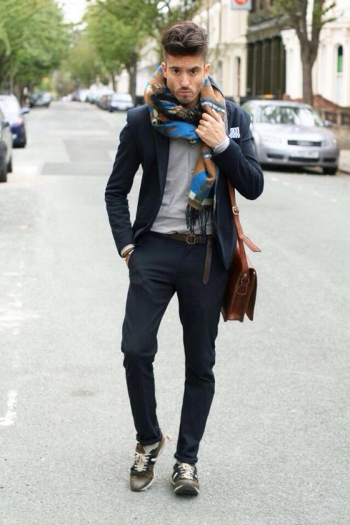 Cool Men Work Outfits With Sneakers
