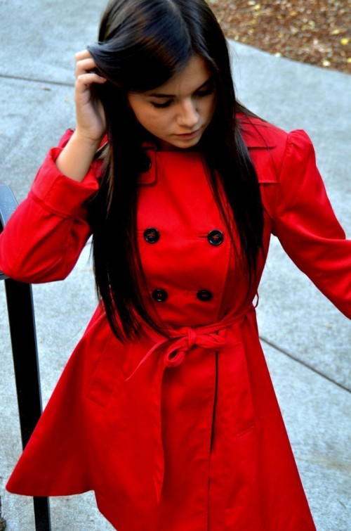 a short red double-breasted trench with black buttons is a bold touch of color to your spring outfits and a comfortable clothes piece