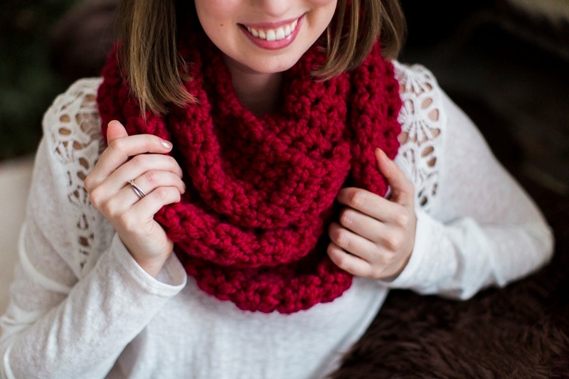 Picture Of cozy diy chunky crochet infinity scarf to make  5