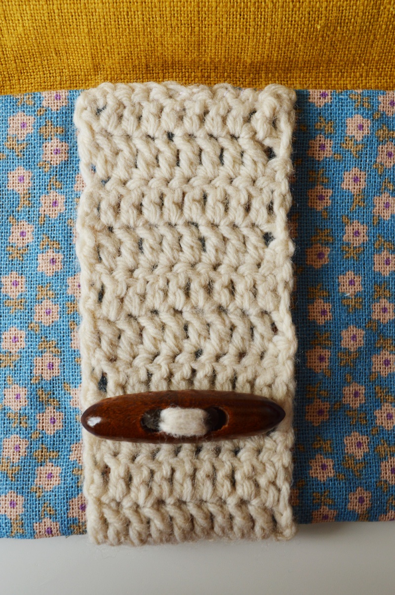 Cute and cozy diy clutch with crochet band  5